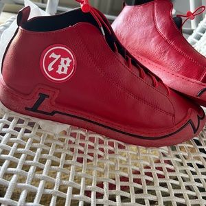 Chines stylish US 6.5 size. Size not mentioned but it is actual 6.5US.